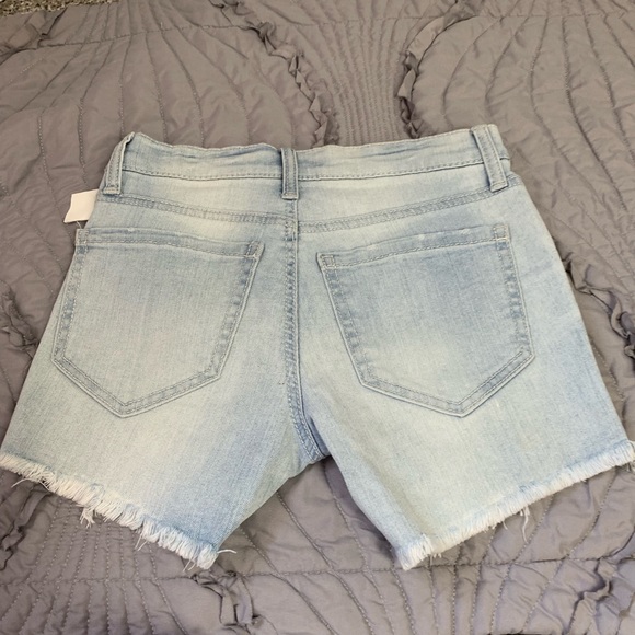 🌟NWT Light Distressed Denim Shorts - Mid Rise! - Picture 4 of 4